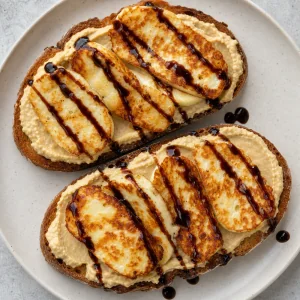 Tostowany chleb z hummusem halloumi i glazurą balsamiczną