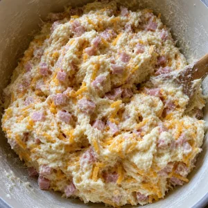 Pate a biscuits collante incorporee avec jambon en des et cheddar rape