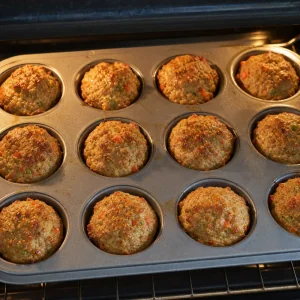Puten-Hackbraten-Muffins backen in einer Muffinform, bis sie goldbraun und durchgegart sind