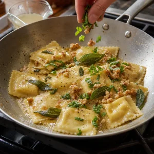 Ravioli cotti saltati con burro alla salvia e noci