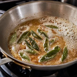 Foglie di salvia fritte nel burro nocciola dorato