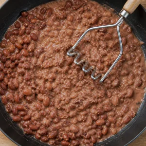 Fagioli rossi schiacciati con liquido in padella
