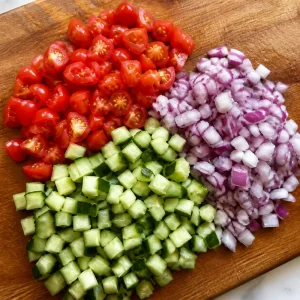 Pomodori, cetrioli e cipolla rossa tritati