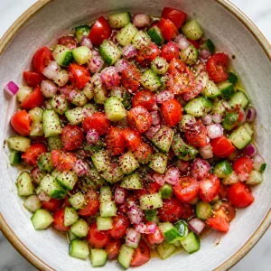 Insalata di pomodori e cetrioli condita in una ciotola