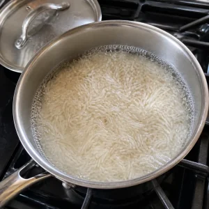 Ryż basmati gotujący się w rondlu