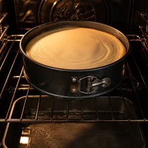 Brownie cheesecake assando na forma de aro no forno