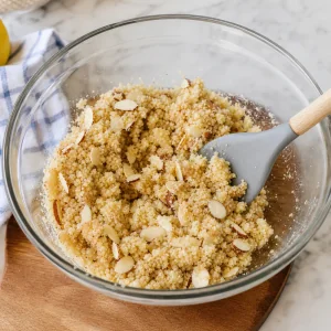 Mezcla de base de harina de almendra con almendras, mantequilla y endulzante keto.