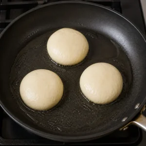 Boules de pâte à hotteok farcies dans une poêle huilée