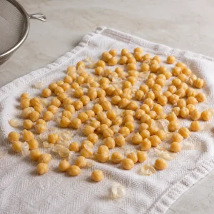 Grão escorrido a secar sobre um pano de cozinha limpo