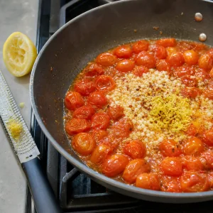 Alho, malagueta e limão adicionados ao tomate salteado