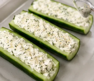 Barquitas de Pepino con Queso Crema y Sazonador Everything Bagel