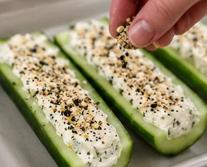 Barquitas de Pepino con Queso Crema y Sazonador Everything Bagel