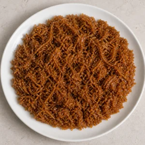 Relleno de coco cocido enfriándose en un plato