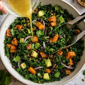 Molho sendo regado sobre a salada de couve kale montada.