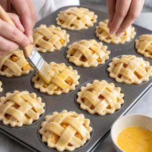 Mini tartas crudas pinceladas con huevo y azúcar grueso