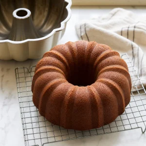 Unglasierter Rum-Bundt zum Abkuehlen auf ein Gitter gestuerzt.