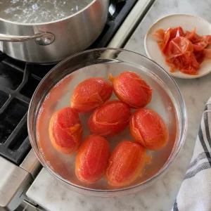 Tomates escaldados enfriándose con la piel suelta