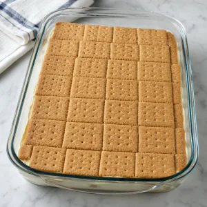 Obere Graham-Cracker-Schicht auf die Füllung gedrückt