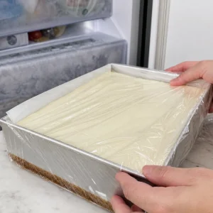 Moule de cheesecake couvert placé au congélateur jusqu’à ce qu’il soit ferme