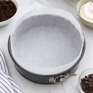 Moule a charniere tapisse de papier cuisson pret pour la croute du gateau glace