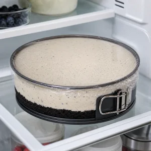 Cheesecake de Oreo cubierto enfriandose en la nevera