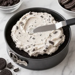 Relleno de cheesecake con Oreo alisado sobre la base fria