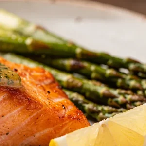 Asparagi arrostiti accanto a salmone scottato e limone