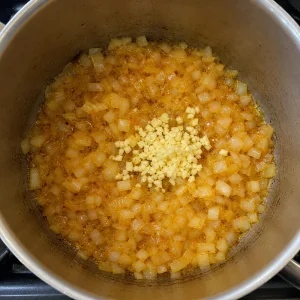 Gehackte Zwiebel und Knoblauch garen im Topf