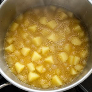 Kartoffelwürfel köcheln in Brühe