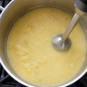 Kartoffelsuppenbasis wird glatt püriert
