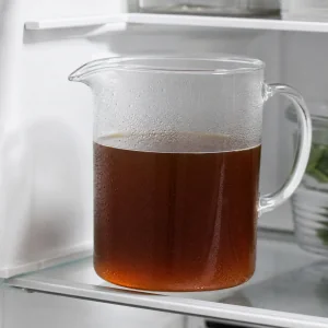 Mistura gelada de root beer numa jarra na geladeira