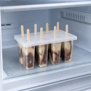 Forma tampada com oito palitos em pé no congelador