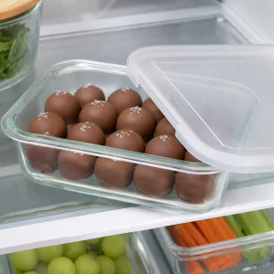 Trufas prontas gelando em um recipiente tampado