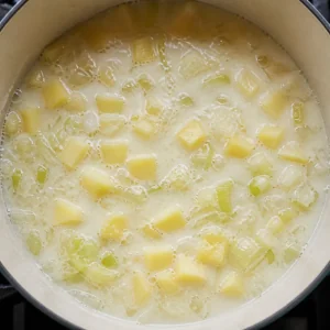 Kartoffelwürfel köcheln in einer hellen Räuchermilchbasis