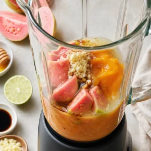 블렌더에 담긴 구아바, 아히 아마리요, 꿀, 라임, 간장, 마늘