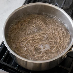 Soba-Nudeln kochen in einem Topf