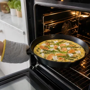 Sarten con frittata de salmon ahumado y esparragos entrando al horno