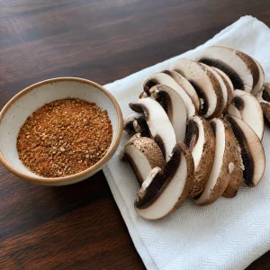 Spezie per fajitas accanto ai portobello affettati