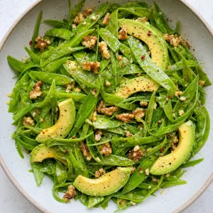 Tirabeques mezclados con aliño de nueces y aguacate