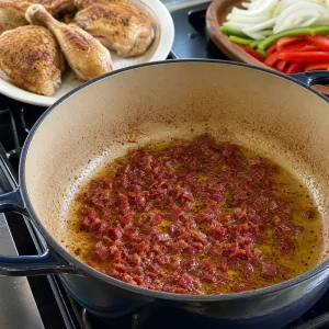 Jamón serrano tritato che sfrigola nel fondo del pollo