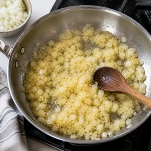Cipolla tritata finemente si ammorbidisce in olio d’oliva in padella.