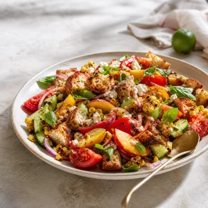 Tomaten-Pfirsich-Panzanella mit Röstmais, Feta und Basilikum