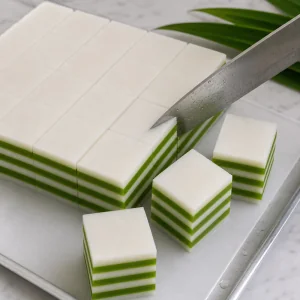 Gelée coco pandan en couches découpée en petits carrés nets.