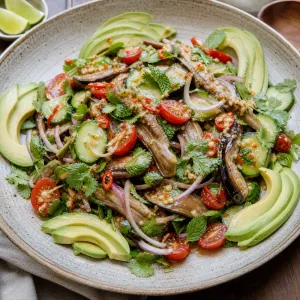 Salada de berinjela defumada montada com abacate e molho