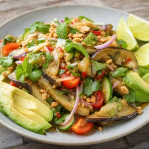 Insalata thailandese di melanzane affumicate con avocado, erbe, arachidi e lime