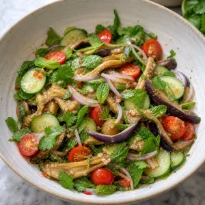 Tomates, pepino, chalota, hortelã e coentro misturados à berinjela