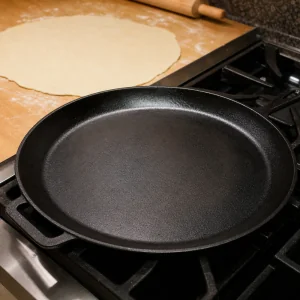 Sartén de hierro fundido sin grasa calentándose para cocinar lefse noruego de patata.