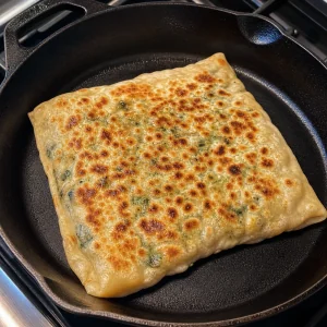 Gozleme a cozinhar numa frigideira seca ate ficar dourado e com bolhas