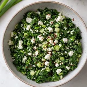 Recheio de espinafres, feta, cebolinha e pimenta vermelha misturado numa tigela