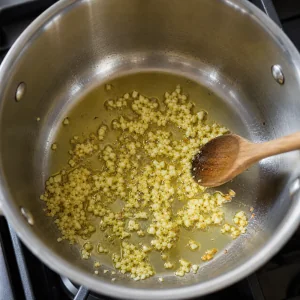 Gehackter Knoblauch brutzelt in Olivenöl